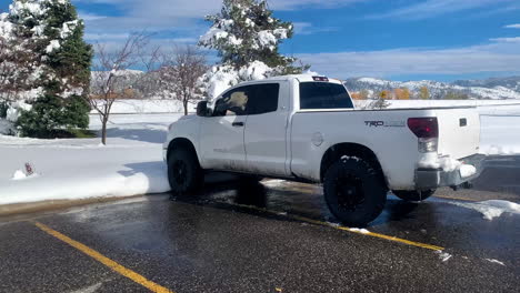 camión toyota tundra, blanco, cama de 6 pies, trd off road, entorno nevado, 4k