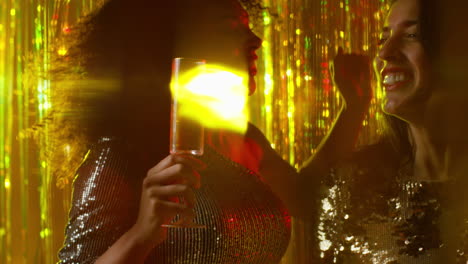 Cerca-De-Dos-Mujeres-Bailando-En-Un-Bar-O-Discoteca-Bebiendo-Alcohol-Con-Luces-Brillantes-21