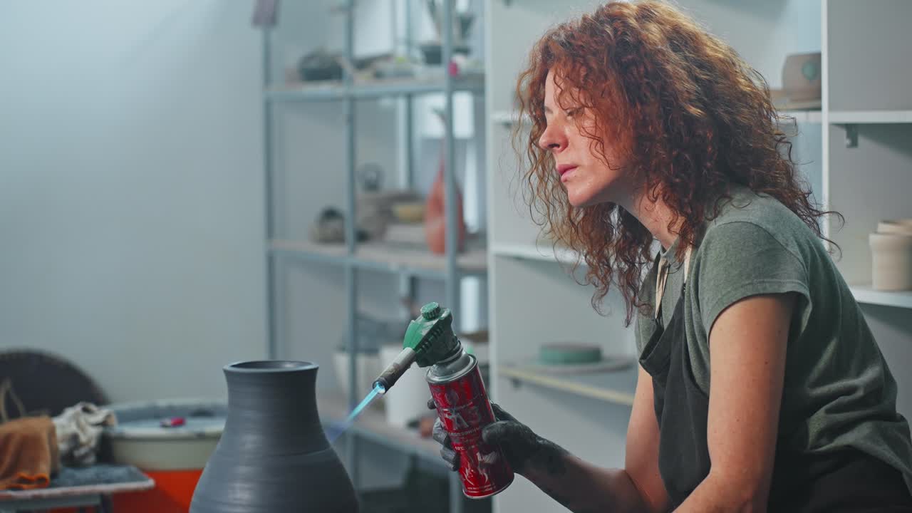 Artista donna che cuoce la ceramica in uno studio