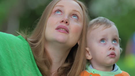 madre joven con niño pequeño lindo al aire libre