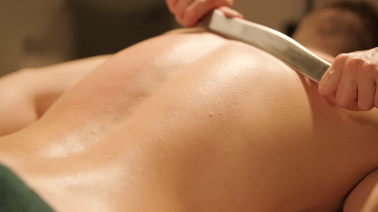 masajista profesional que realiza masajes de relajación