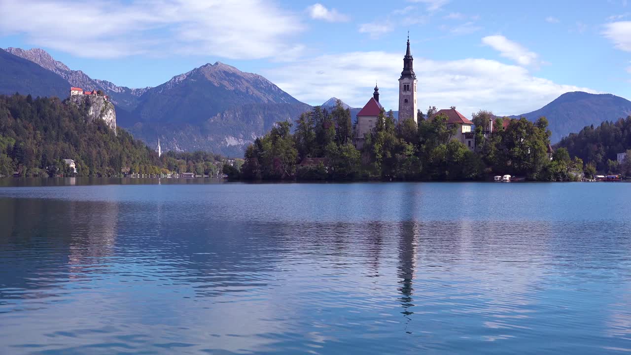 Splendida inquadratura d'apertura del Lago di Bled e del castello sull'isola, Slovenia 2.
