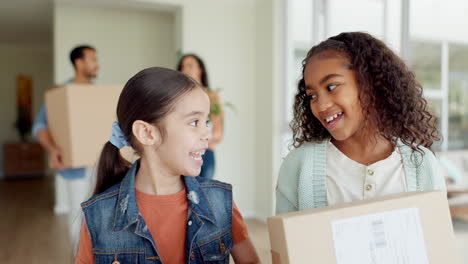 familia feliz, hermanos y caja mudándose a una nueva casa