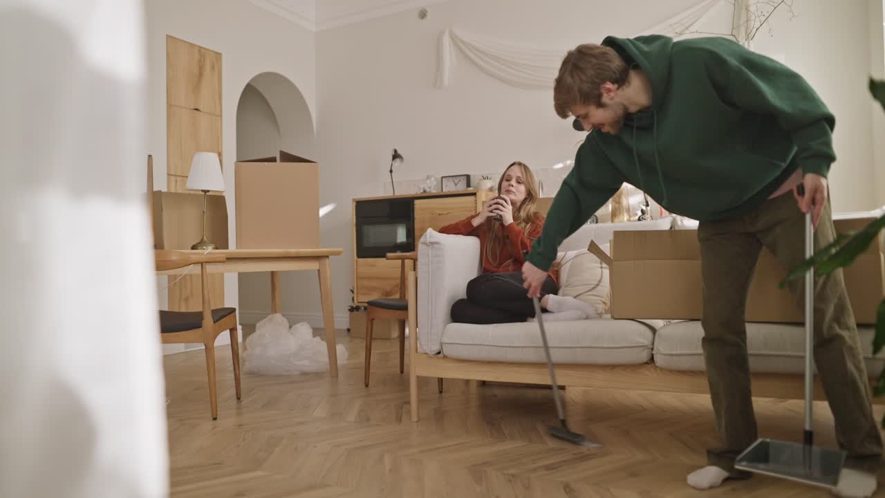커플이 새로운 집으로 이사합니다.