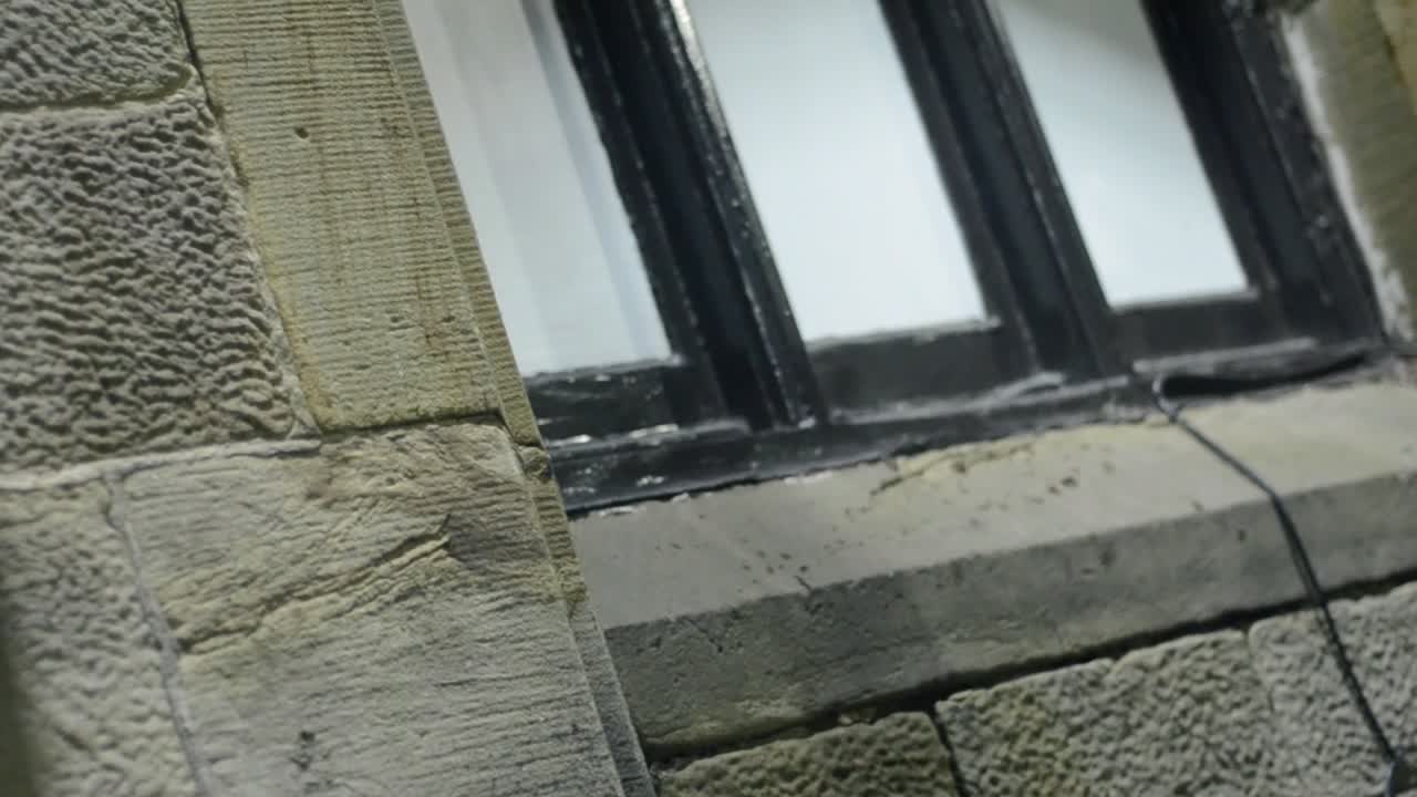 오래된 돌에 세 개의 창문이 있는 느린 팬