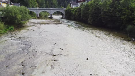 Vuelo-Con-Drones-Sobre-Un-Histórico-Puente-De-Piedra-Y-Un-Pintoresco-Lecho-De-Río