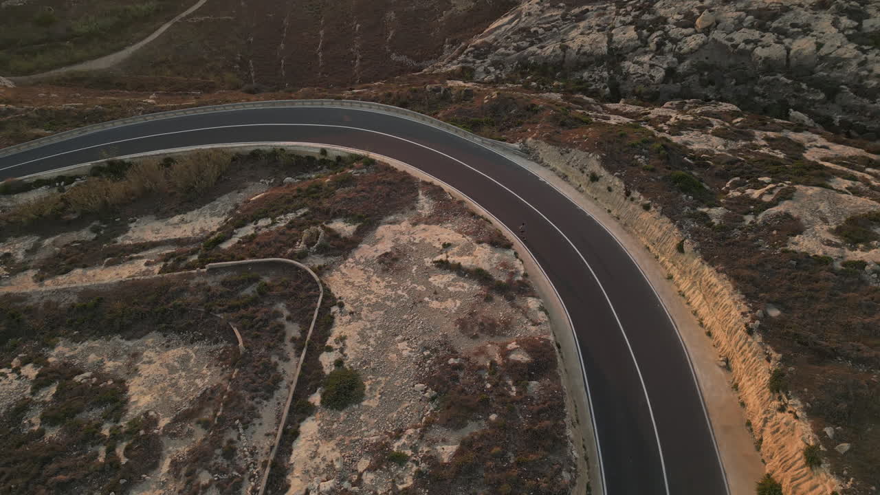 vista aérea de un hombre corriendo, un hombre corriendo al atardecer en la carretera