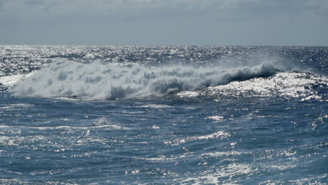 Poderosas-Olas-Entran-Y-Rompen-En-La-Costa-En-El-Océano-Atlántico,-Cámara-Lenta