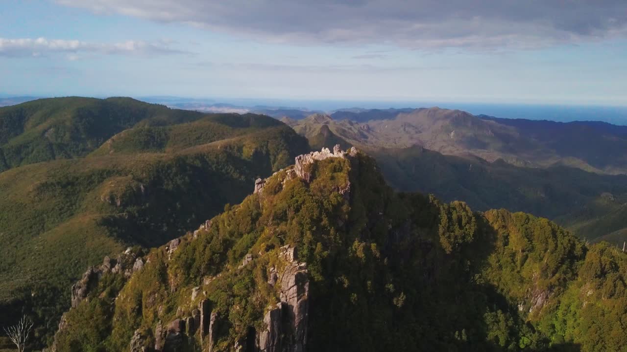 dando vueltas alrededor del pico irregular de una de las montañas coromandel en la isla norte de nueva zelanda