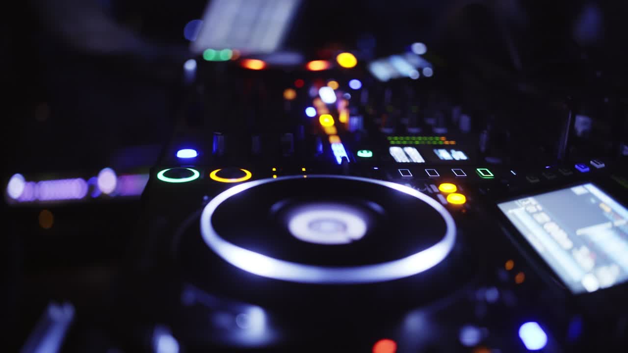 dj mezclando en la fiesta