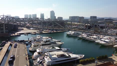 Vista-Aérea-Del-Puerto-Del-Foro-De-Barcelona-Lleno-De-Yates-De-Lujo-En-Un-Día-Soleado.