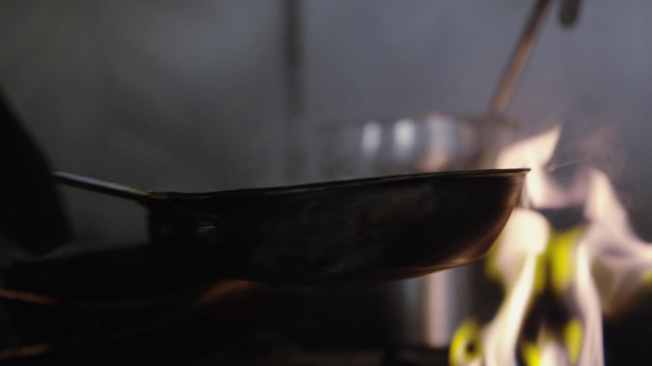 chef che mescola il cibo in casseruola sul piano cottura