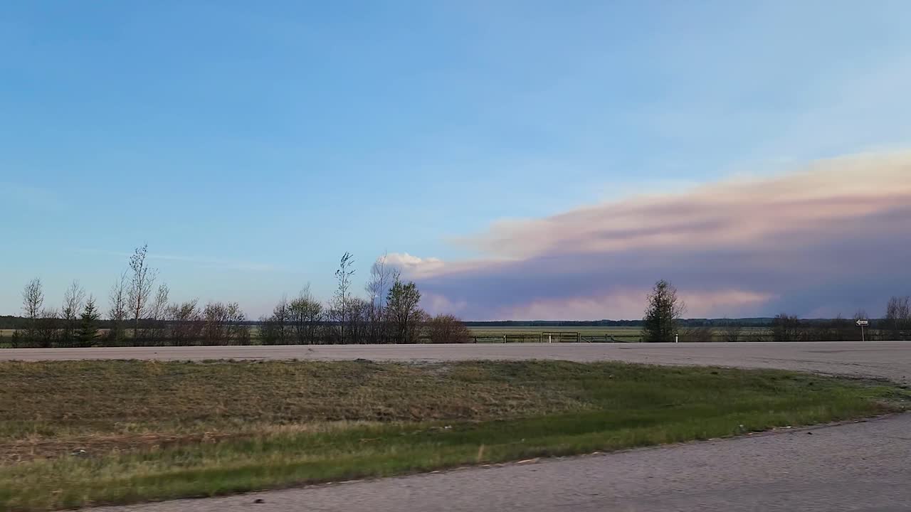 дальние лесные пожары дымовые облака, альберта, канада