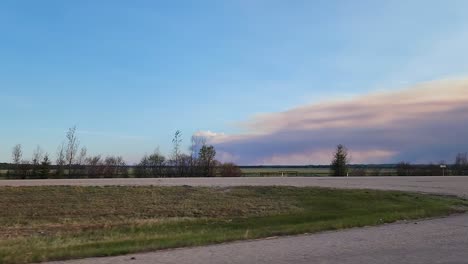 fuegos forestales lejanos nubes de humo, alberta, canadá