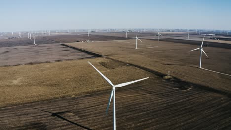 Windräder-Verteilen-Sich-über-Das-Ländliche-Ackerland,-So-Weit-Das-Auge-Reicht