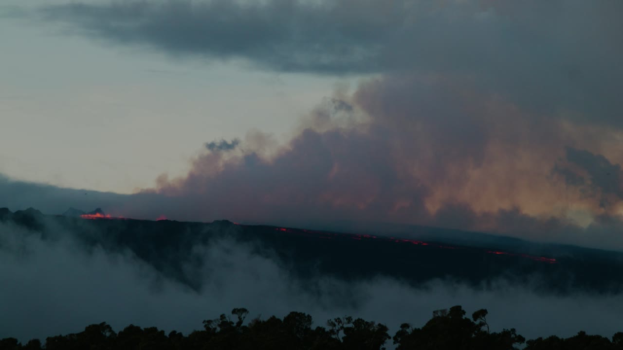 Mauna Loa en erupción en la Isla de Hawái el 28 de noviembre de 2022.