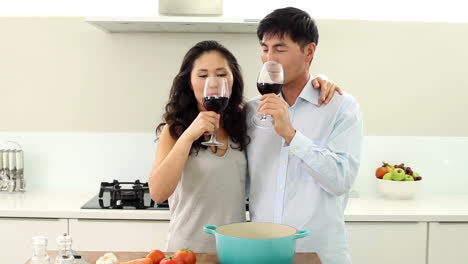 커플이 저녁 식사를 하고 레드 와인을 마시고