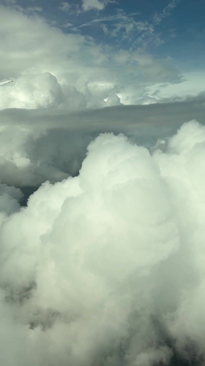 Volo in avvicinamento a Singapore. Vista dal finestrino dell'aereo contro le nuvole soffici e sognanti.