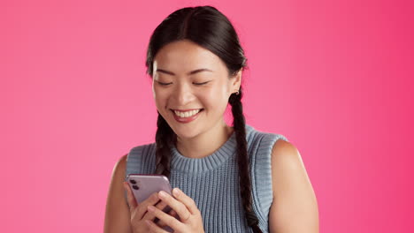 Risa,-Teléfono-Y-Mensaje-De-Texto-Con-Mujer-Asiática