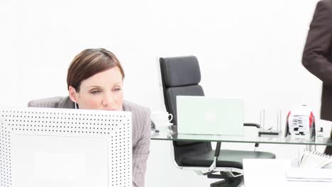 comentarios negativos del jefe a una empleada