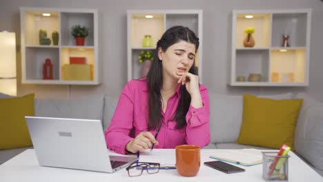 Mujer-Trabajadora-De-Oficina-En-Casa-Mirando-La-Cámara-Con-Disgusto-Y-Odio.