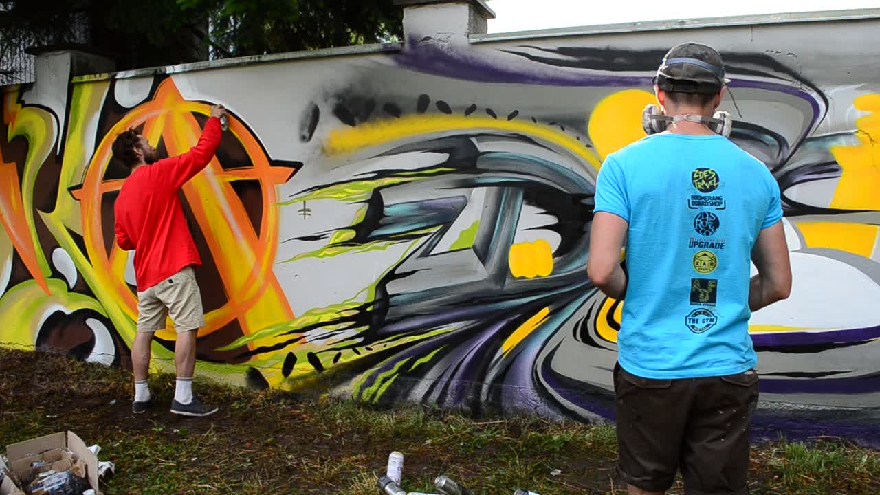 Processo di Creazione di Graffiti, Recinzione. L'Artista Disegna Graffiti