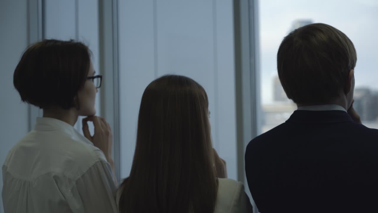 비즈니스 동료들이 시티 뷰를 보고 있습니다.