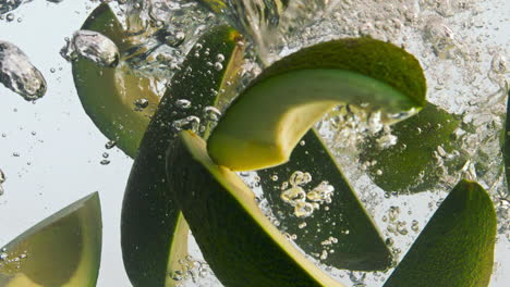 las rebanadas de aguacate dejaron caer líquido en súper cámara lenta de cerca. verdura de vitamina.