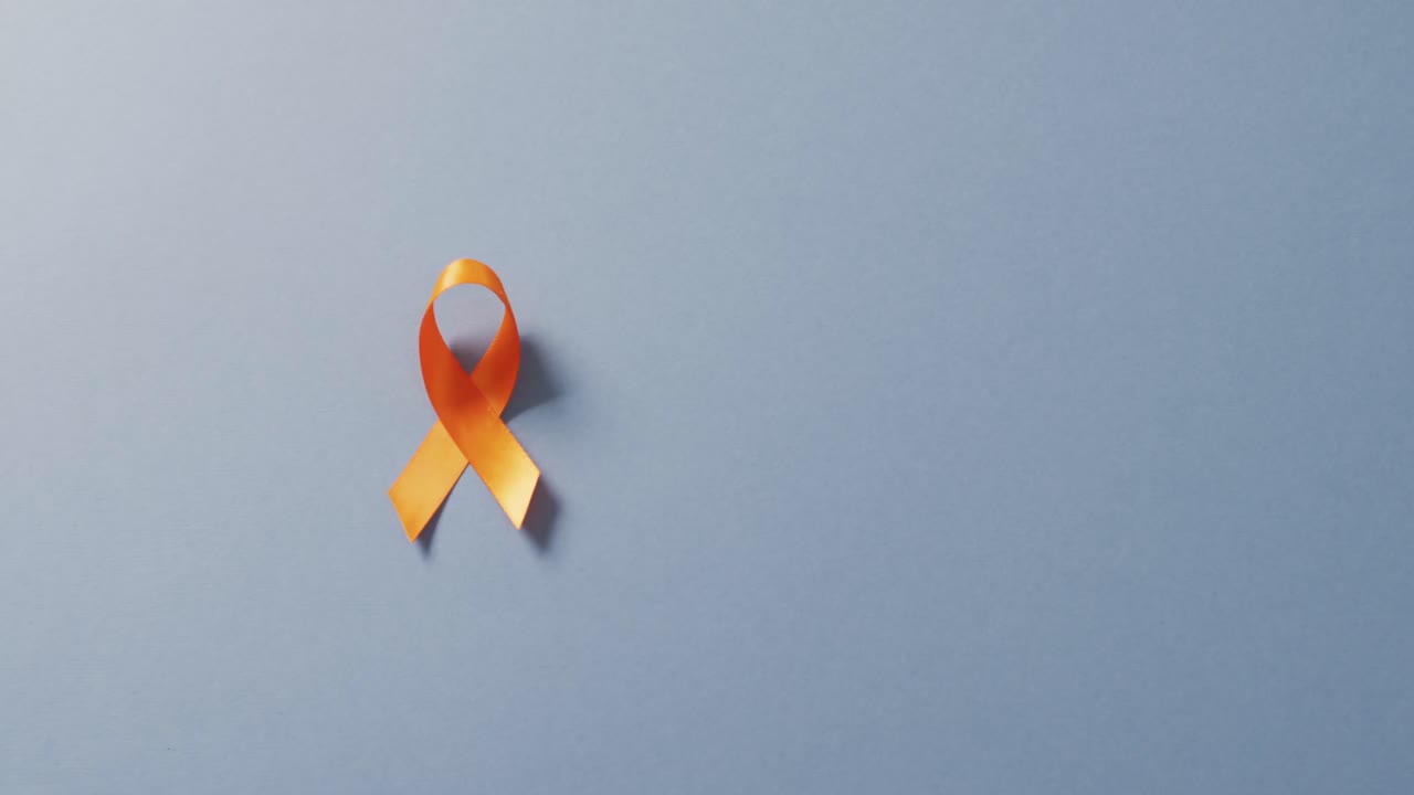 video de cáncer de riñón naranja o leucemia cinta en fondo azul pálido