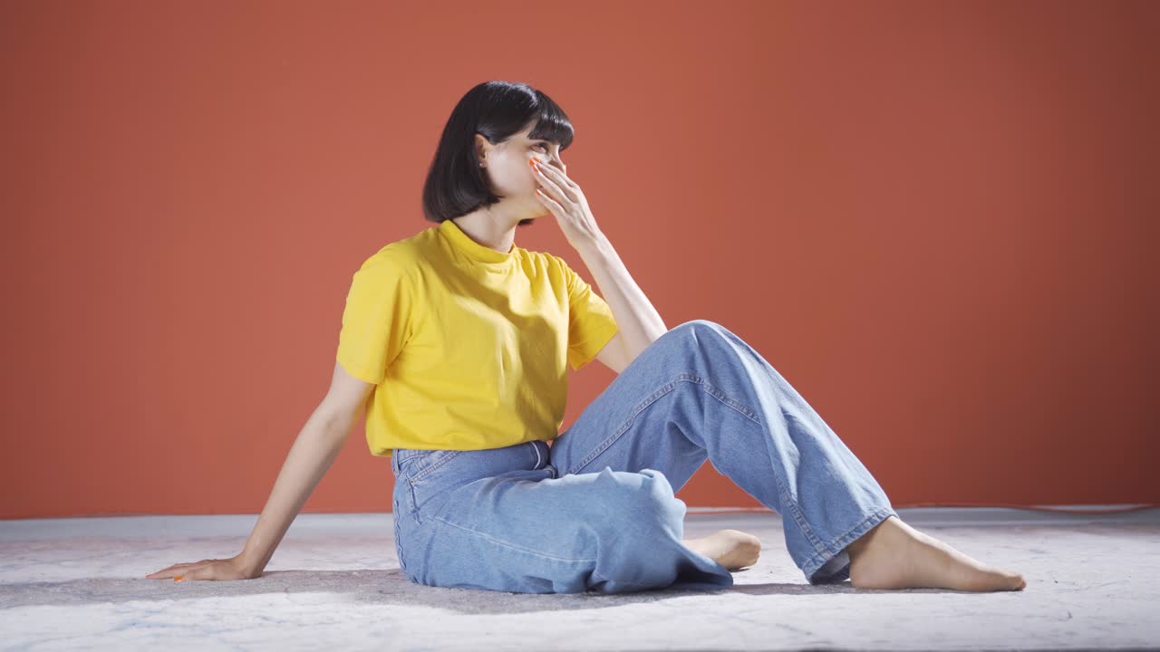 나쁜  ⁇ 새를 맡는 여자는 혼란스럽고 혐오스럽습니다.