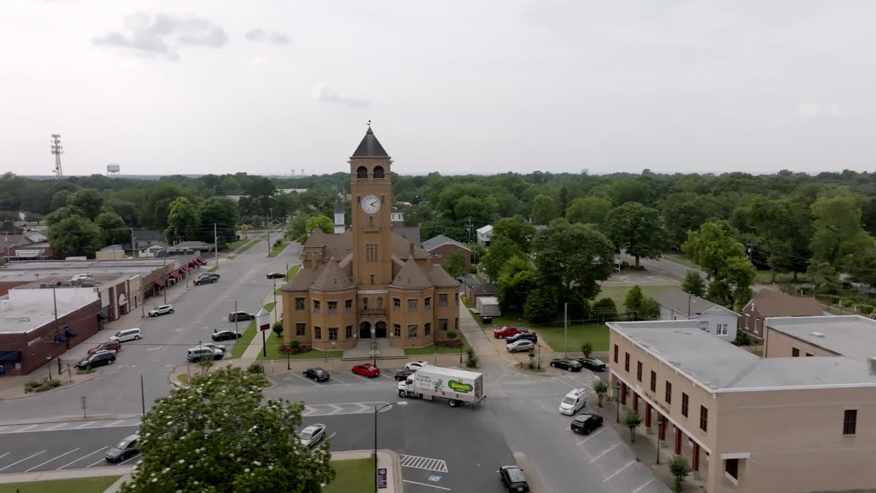 알라바마 주 터스키지 시내와 알라바마 주 메이콘 카운티 법원, 드론 비디오가 오른쪽에서 왼쪽으로 이동하고 있습니다.