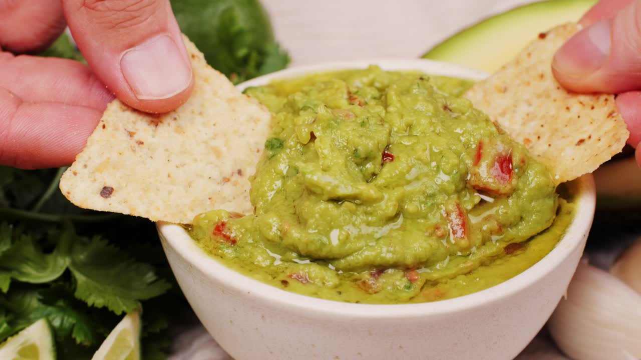 Guacamole con papas fritas de tortilla