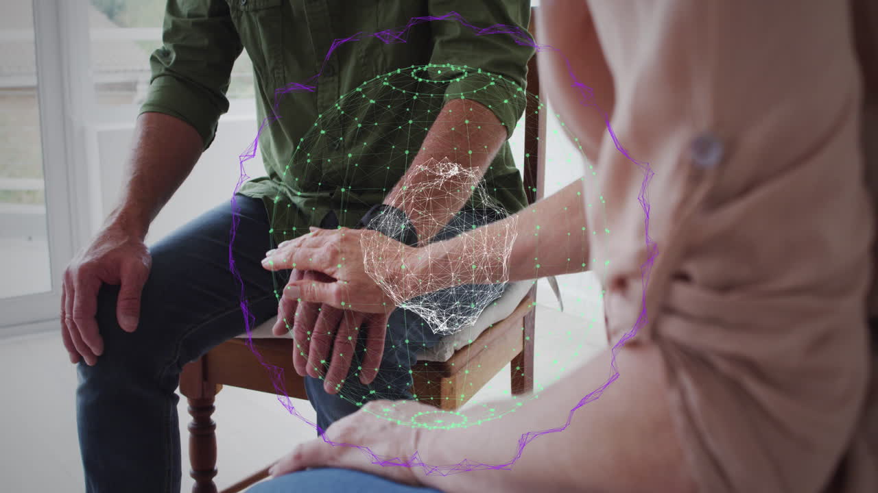 анимация форм над старшей кавказской парой, держащейся за руки