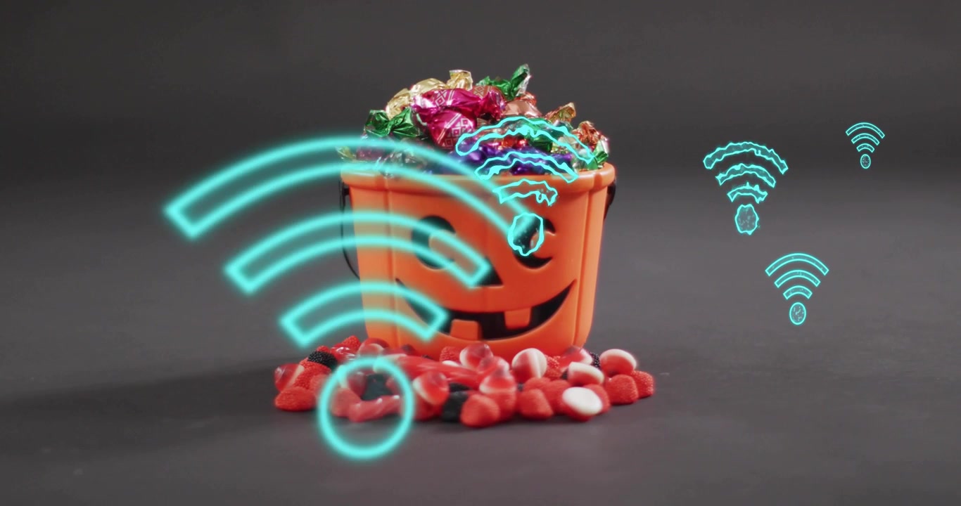 Icona Wi-Fi blu neon che si materializza pulsando attorno a un secchiello di zucca per dolcetti, simboleggiando la connettività digitale