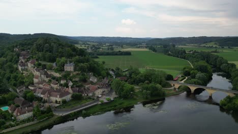 Pueblo-De-Limeuil-Dordoña-Francia-Drone,aéreo-Limeuil-Es-Un-Encantador-Pueblo-Situado-En-La-Confluencia-De-Los-Ríos-Dordoña-Y-Vézère-En-La-Región-De-Nouvelle-aquitaine,-En-El-Suroeste-De-Francia