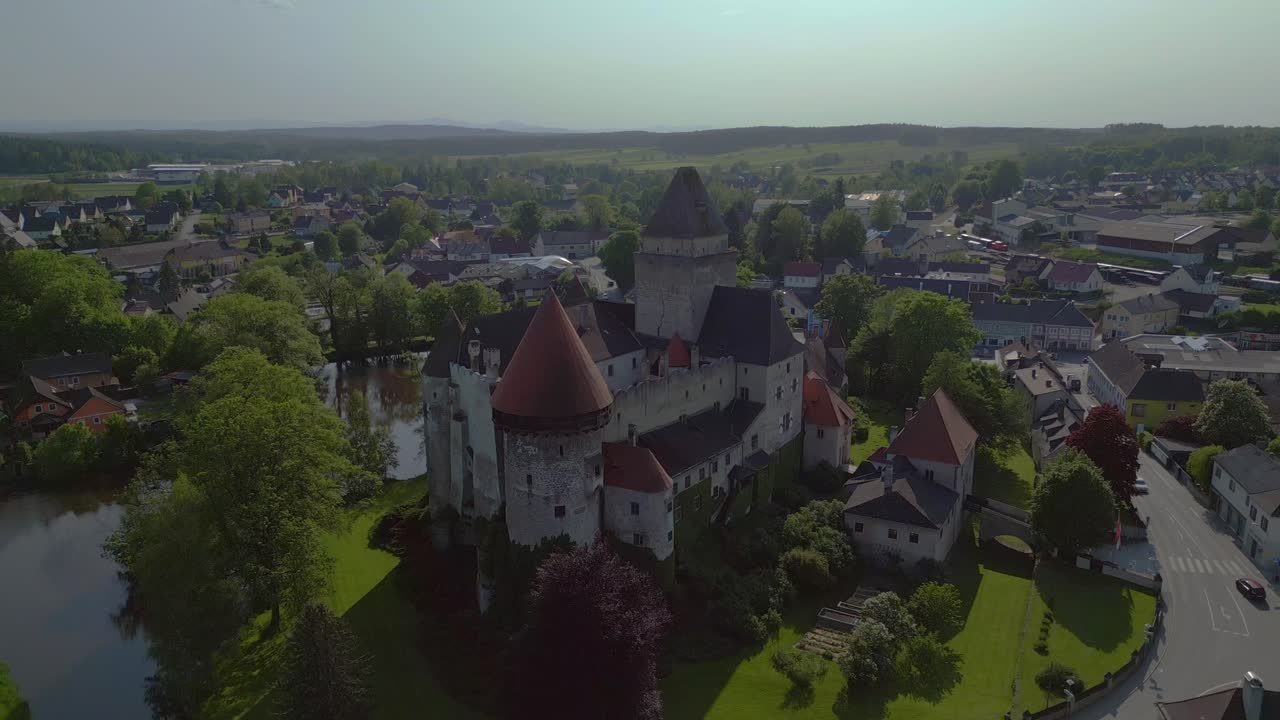 믿을 수 없는 항공 탑 뷰 비행 오스트리아 유럽의 하이덴라이히슈타인 성, 2023년 여름