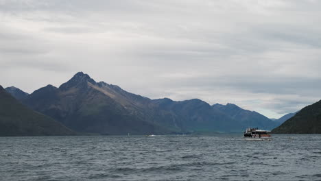 Boot-In-Der-Bucht-Von-Queenstown-In-Neuseeland-Mit-Bergigem-Hintergrund