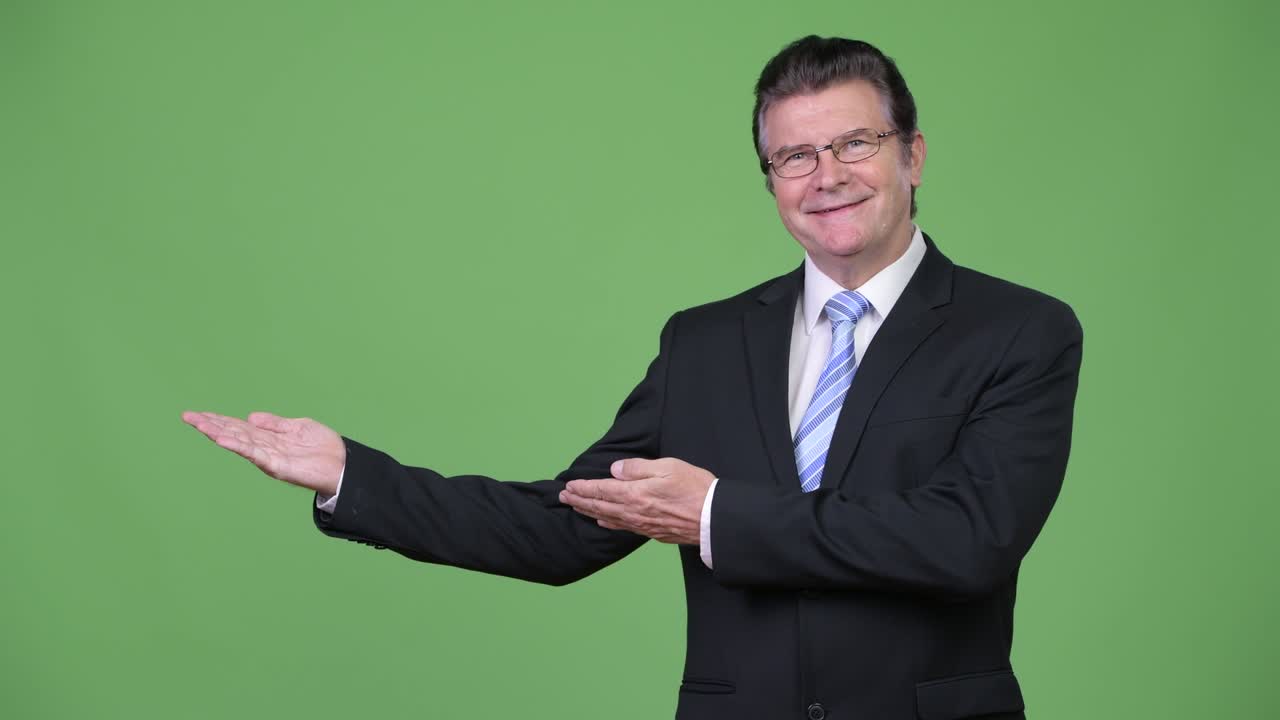 un hombre de negocios muy guapo mostrando algo.