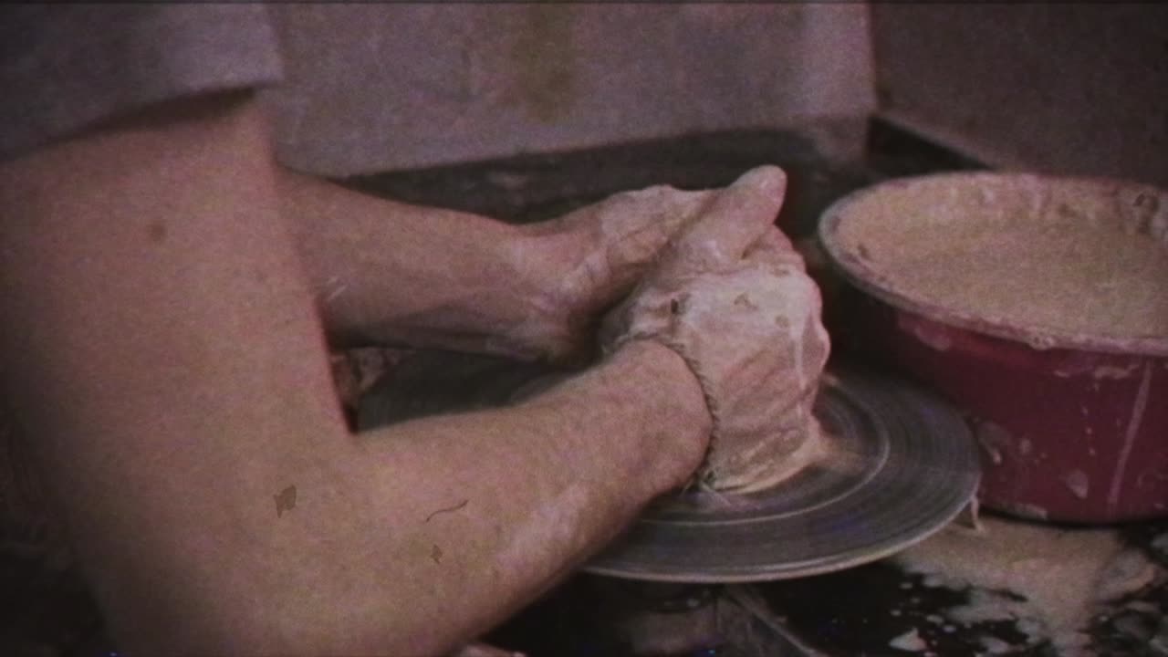 도자기는 진으로 잔을 만든다. 빈티지 효과. 한 남자가 도자기의 바에 잔을 만니다.