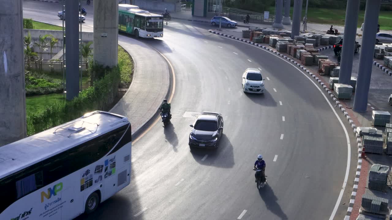 방, 태국 - 2020년 6월 12일:  프라 스리 마하타트 (wat phra sri mahat bts) 역에서 교통 차량의 높은 시각