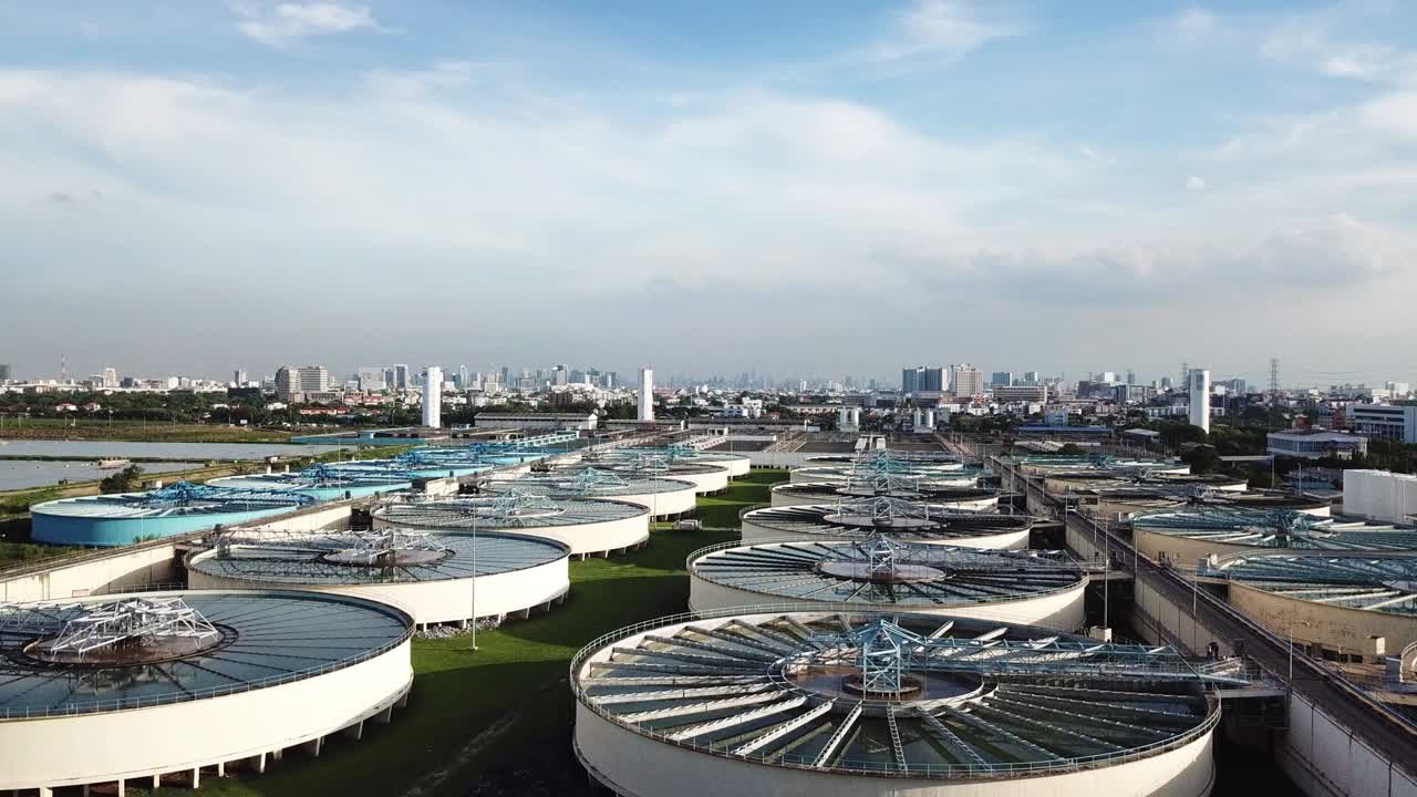 4k 영상으로 물 처리 시설의 공중 전망을 볼 수 있습니다.