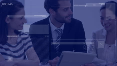 animación de números cambiantes en una interfaz abstracta sobre diversos compañeros de trabajo compartiendo ideas en la oficina.