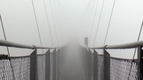 歐洲最高懸吊橋在霧中