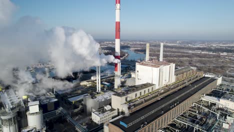 vista de pájaro de la planta de calefacción y energía junto al río vistula en varsovia, polonia