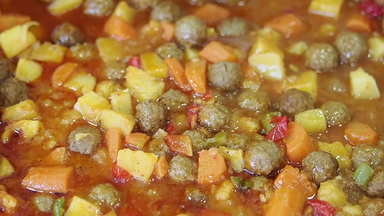Ensopado Substancioso de Almôndegas e Vegetais Cozinhando Lentamente em uma Panela