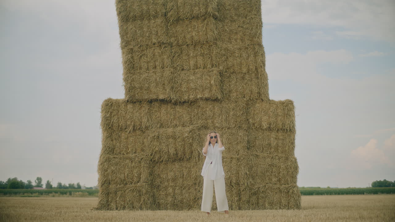 современная женщина в солнцезащитных очках