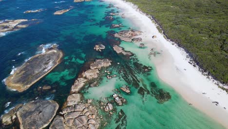 vista de drones en 4k de greens pool, una hermosa playa dentro del parque nacional de la bahía de william en dinamarca, australia occidental