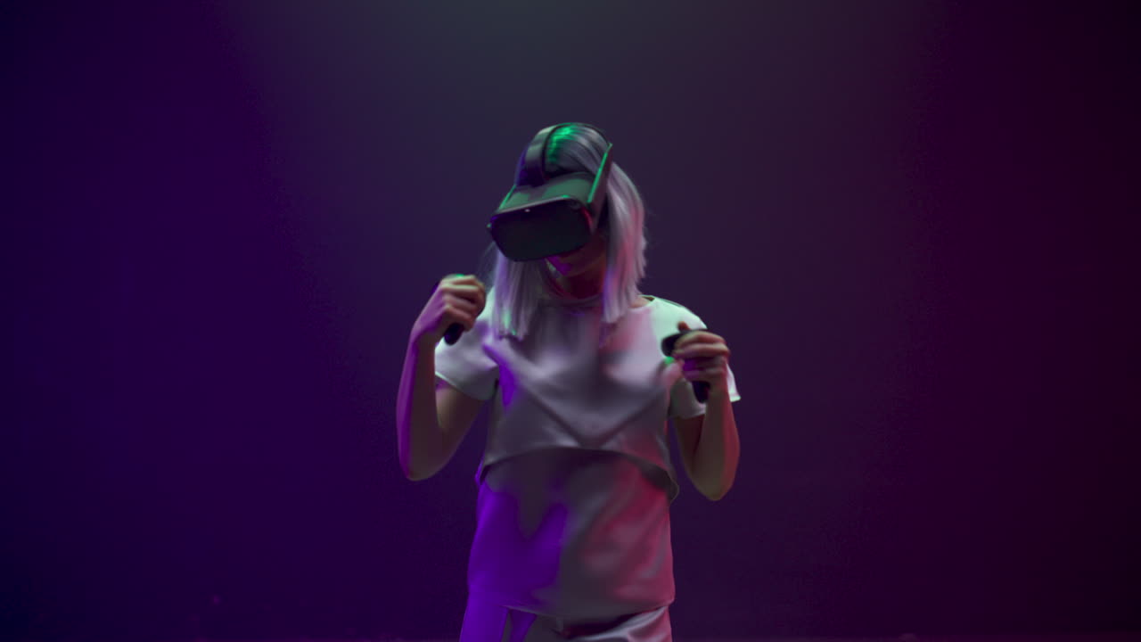 ragazza con occhiali da gioco che combatte da sola. donna che gioca con i controller