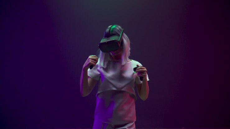 Ragazza con visore VR che gioca e combatte da sola. Donna che gioca usando i controller