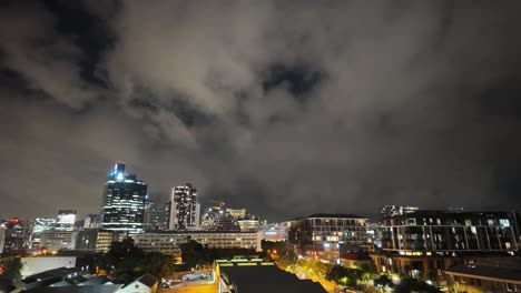 lapso de tiempo de la ciudad del cabo iluminada por la noche con vista del paisaje urbano en sudáfrica